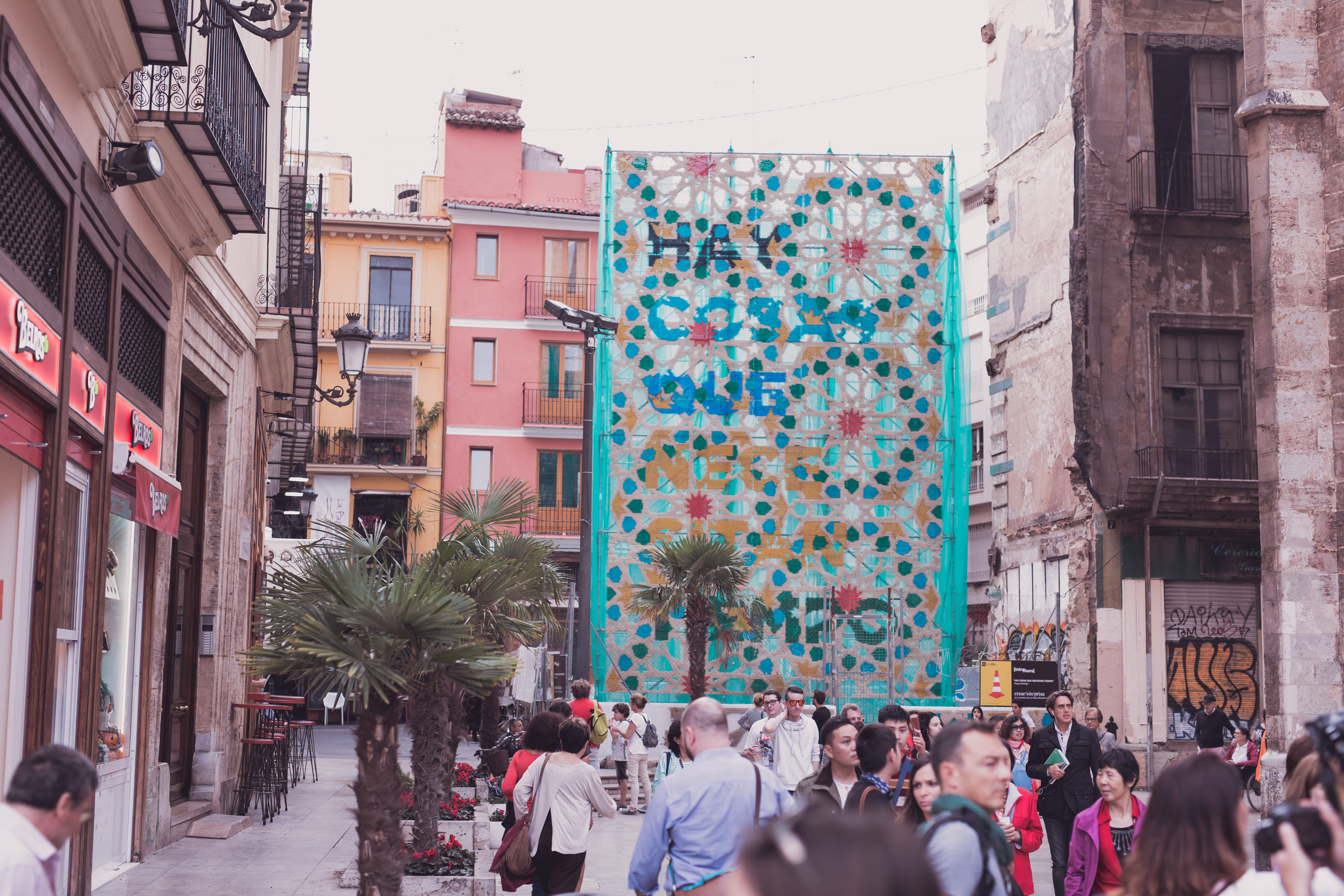 Crear sin prisa — monumental embroidered installation Valencia city centre